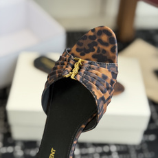 代购级Saint Lauren* 26SS早春新款圣罗兰 YSL 尖头拖鞋Ysl 是刻在DNA里的优雅。 代购级Saint Lauren* 26SS早春新款圣罗兰 YSL 尖头拖鞋Ysl 是刻在DNA里的优雅。