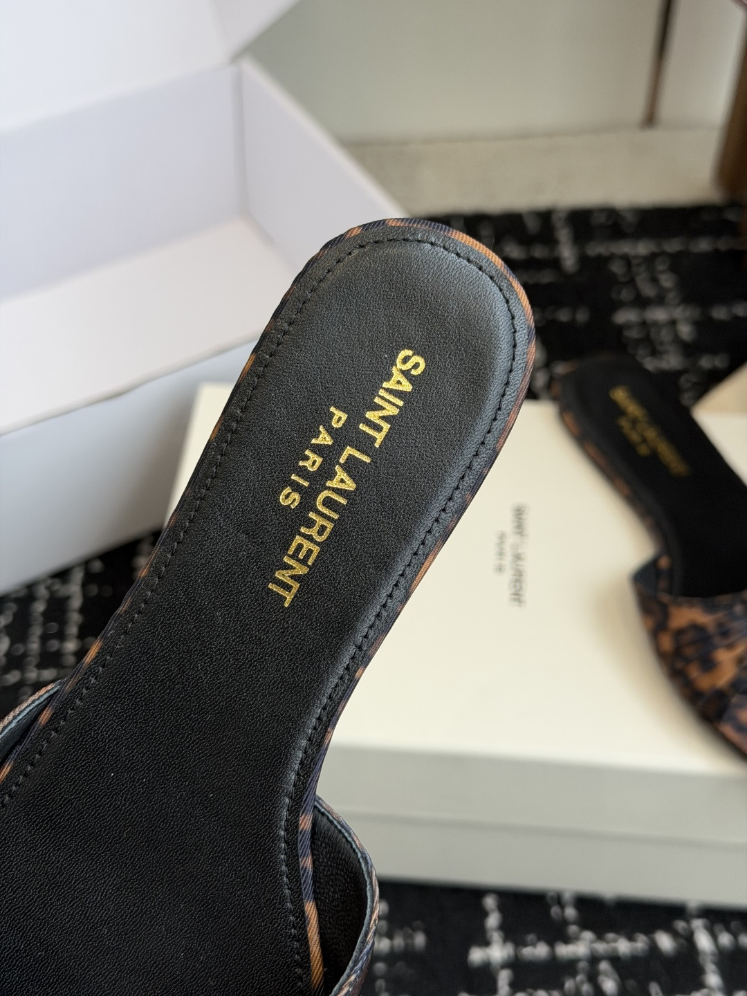 代购级Saint Lauren* 26SS早春新款圣罗兰 YSL 尖头拖鞋Ysl 是刻在DNA里的优雅。 代购级Saint Lauren* 26SS早春新款圣罗兰 YSL 尖头拖鞋Ysl 是刻在DNA里的优雅。