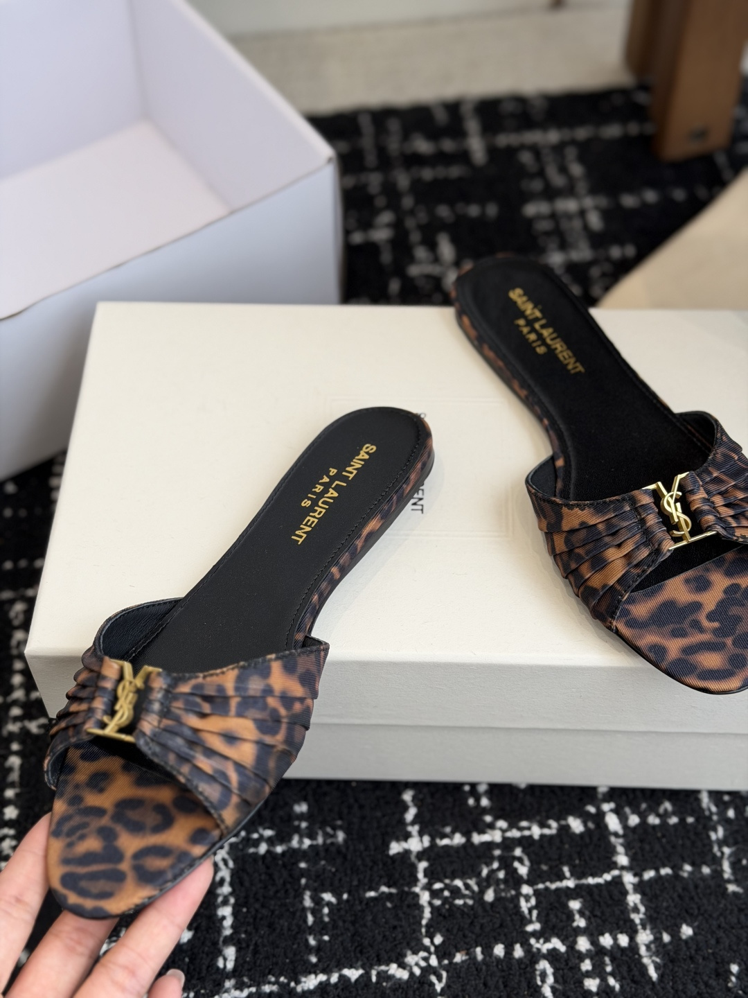 代购级Saint Lauren* 26SS早春新款圣罗兰 YSL 尖头拖鞋Ysl 是刻在DNA里的优雅。 代购级Saint Lauren* 26SS早春新款圣罗兰 YSL 尖头拖鞋Ysl 是刻在DNA里的优雅。