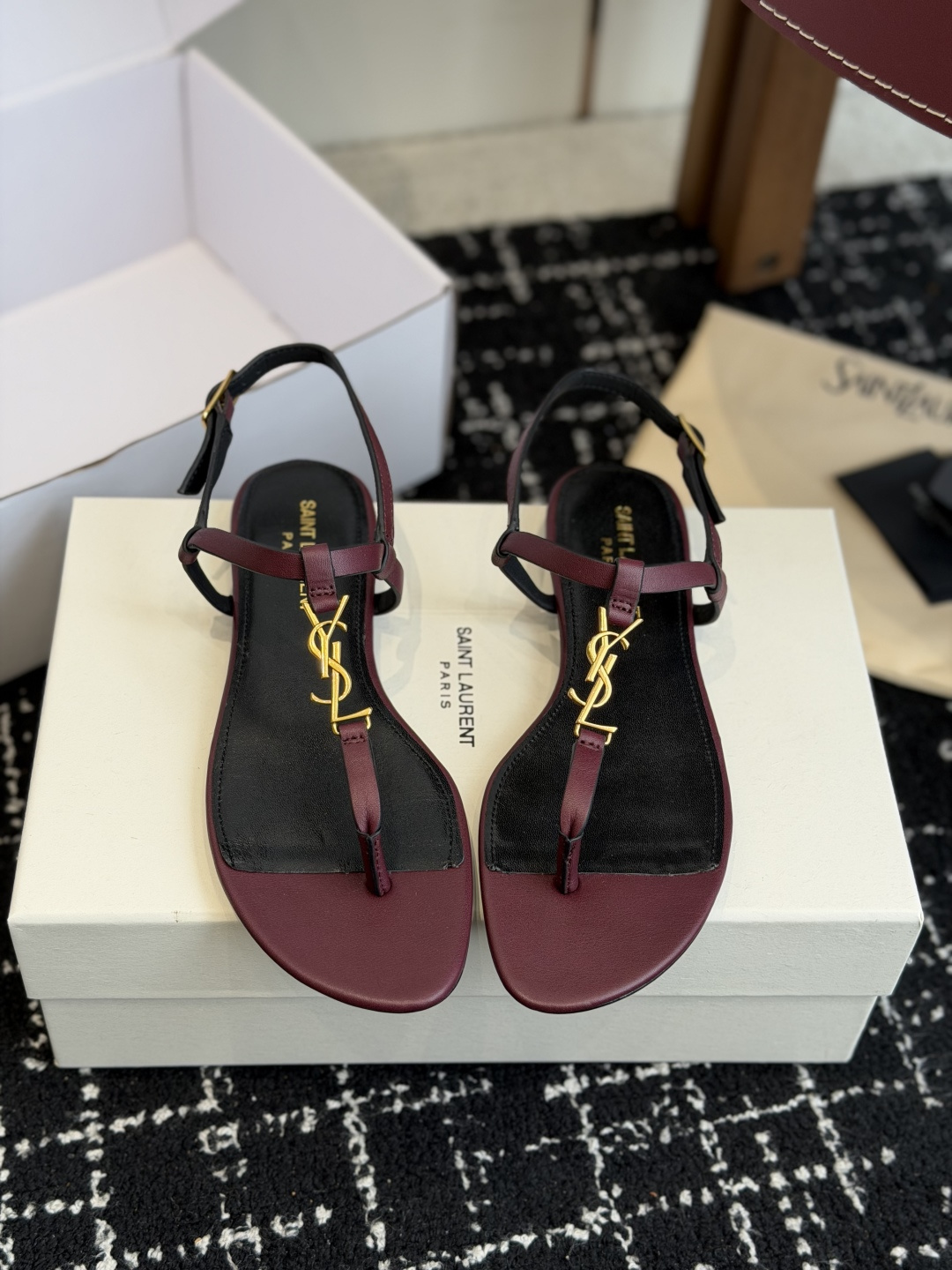代购级Saint Laurent圣罗兰、平板夹脚凉鞋  26ss 早春最新款、YSL、Logo字母扣装饰