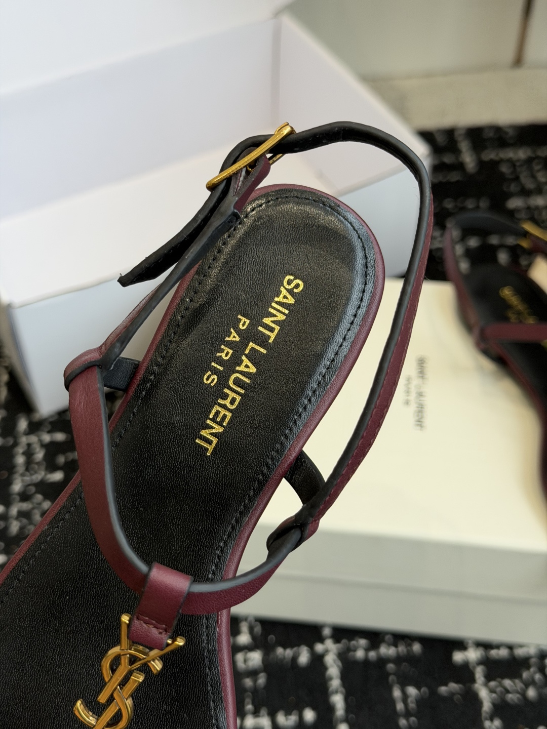 代购级Saint Laurent圣罗兰、平板夹脚凉鞋 26ss 早春最新款、YSL、Logo字母扣装饰 代购级Saint Laurent圣罗兰、平板夹脚凉鞋 26ss 早春最新款、YSL、Logo字母扣装饰