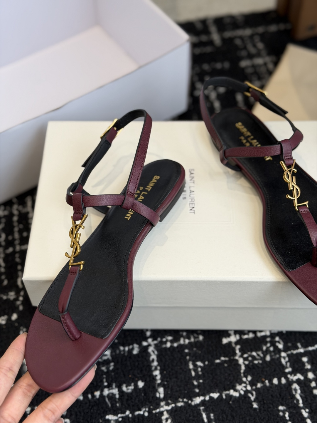代购级Saint Laurent圣罗兰、平板夹脚凉鞋 26ss 早春最新款、YSL、Logo字母扣装饰 代购级Saint Laurent圣罗兰、平板夹脚凉鞋 26ss 早春最新款、YSL、Logo字母扣装饰