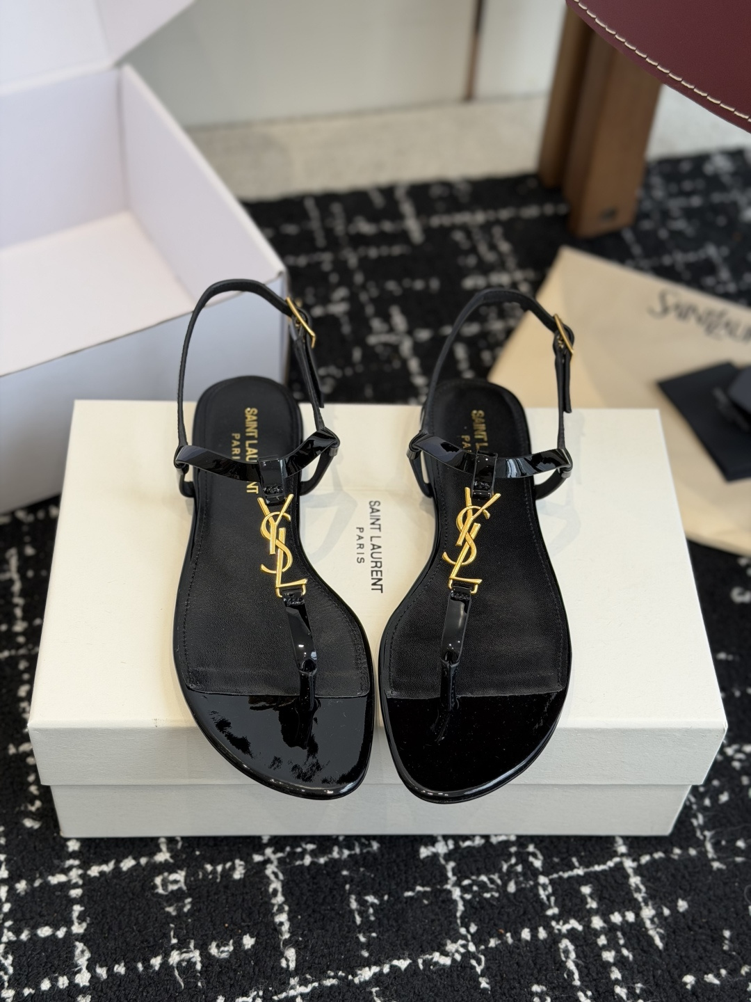 代购级Saint Laurent圣罗兰、平板夹脚凉鞋  26ss 早春最新款、YSL、Logo字母扣装饰
