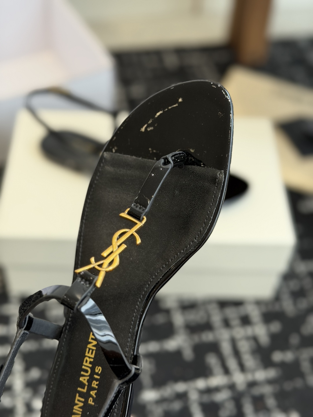 代购级Saint Laurent圣罗兰、平板夹脚凉鞋 26ss 早春最新款、YSL、Logo字母扣装饰 代购级Saint Laurent圣罗兰、平板夹脚凉鞋 26ss 早春最新款、YSL、Logo字母扣装饰