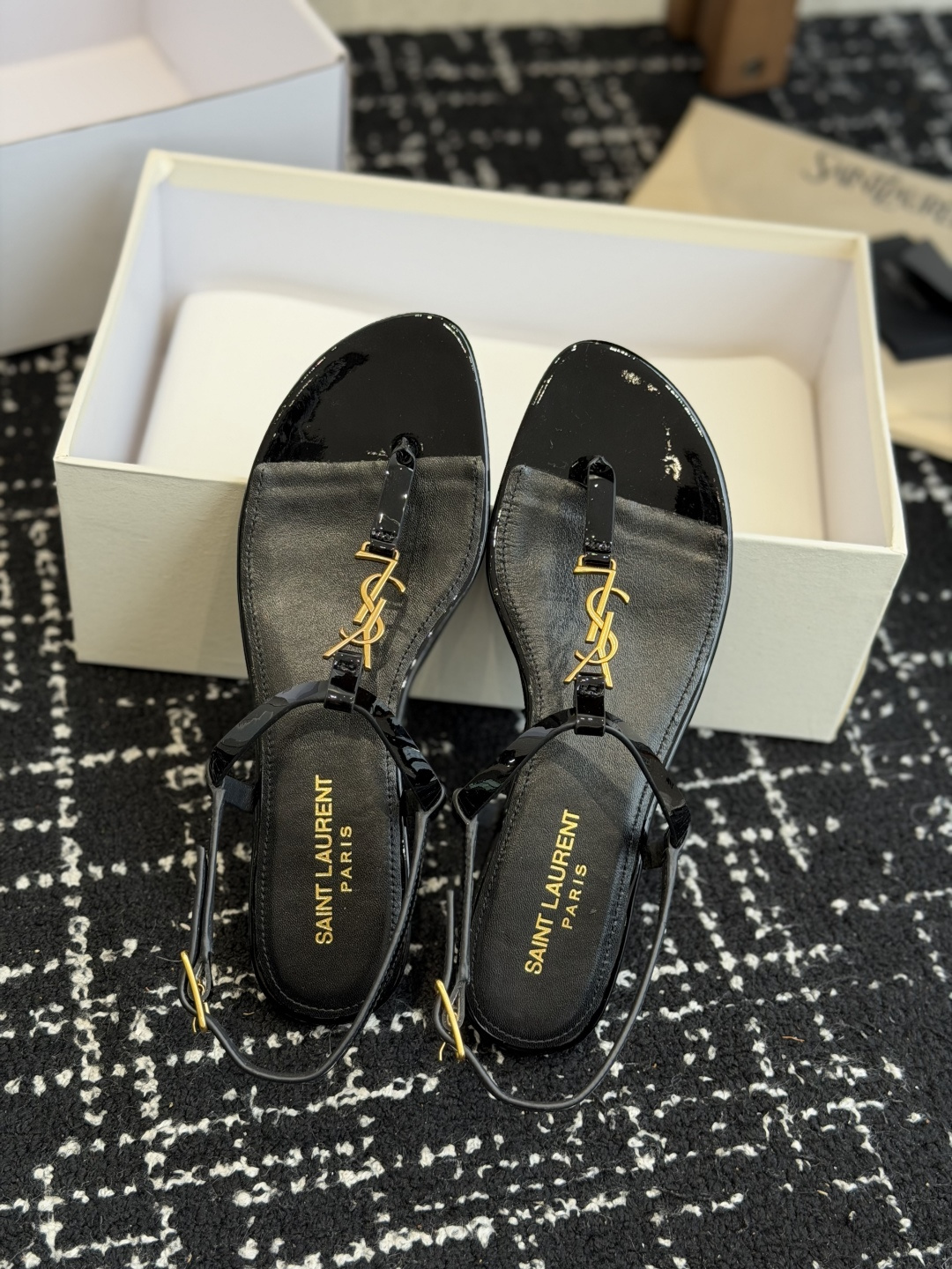 代购级Saint Laurent圣罗兰、平板夹脚凉鞋 26ss 早春最新款、YSL、Logo字母扣装饰 代购级Saint Laurent圣罗兰、平板夹脚凉鞋 26ss 早春最新款、YSL、Logo字母扣装饰