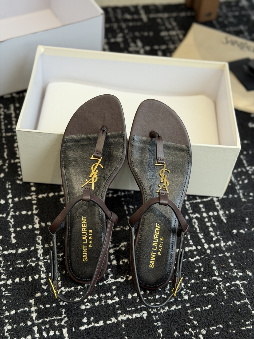 代购级Saint Laurent圣罗兰、平板夹脚凉鞋  26ss 早春最新款、YSL、Logo字母扣装饰