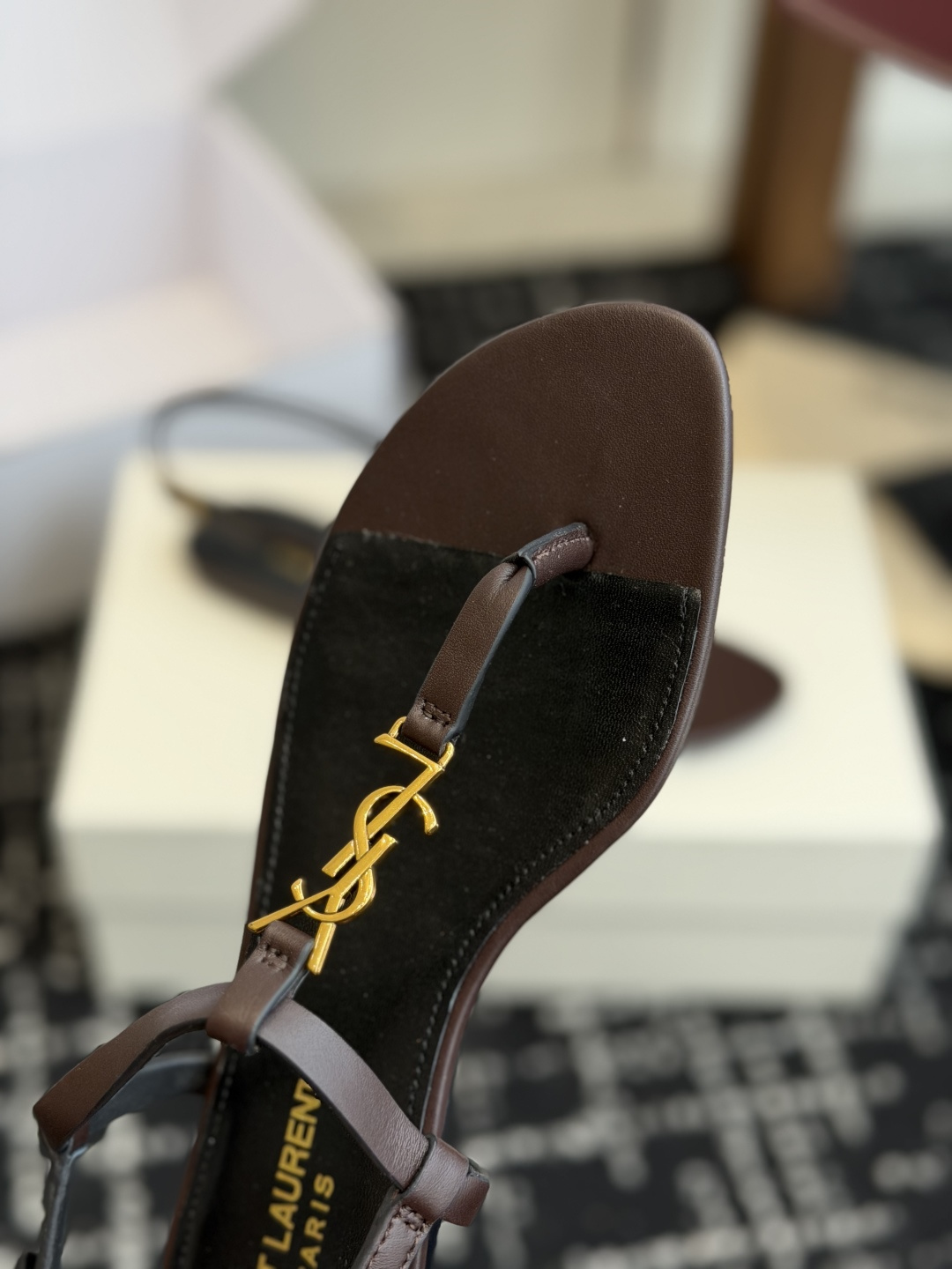 代购级Saint Laurent圣罗兰、平板夹脚凉鞋  26ss 早春最新款、YSL、Logo字母扣装饰