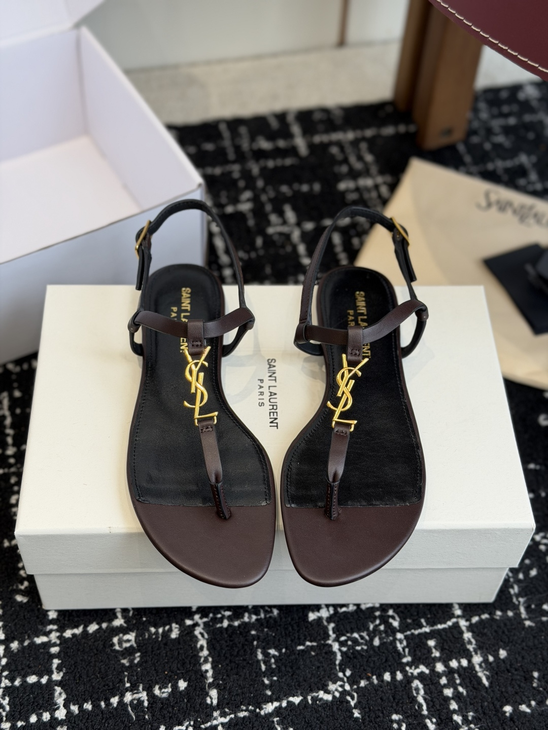 代购级Saint Laurent圣罗兰、平板夹脚凉鞋  26ss 早春最新款、YSL、Logo字母扣装饰