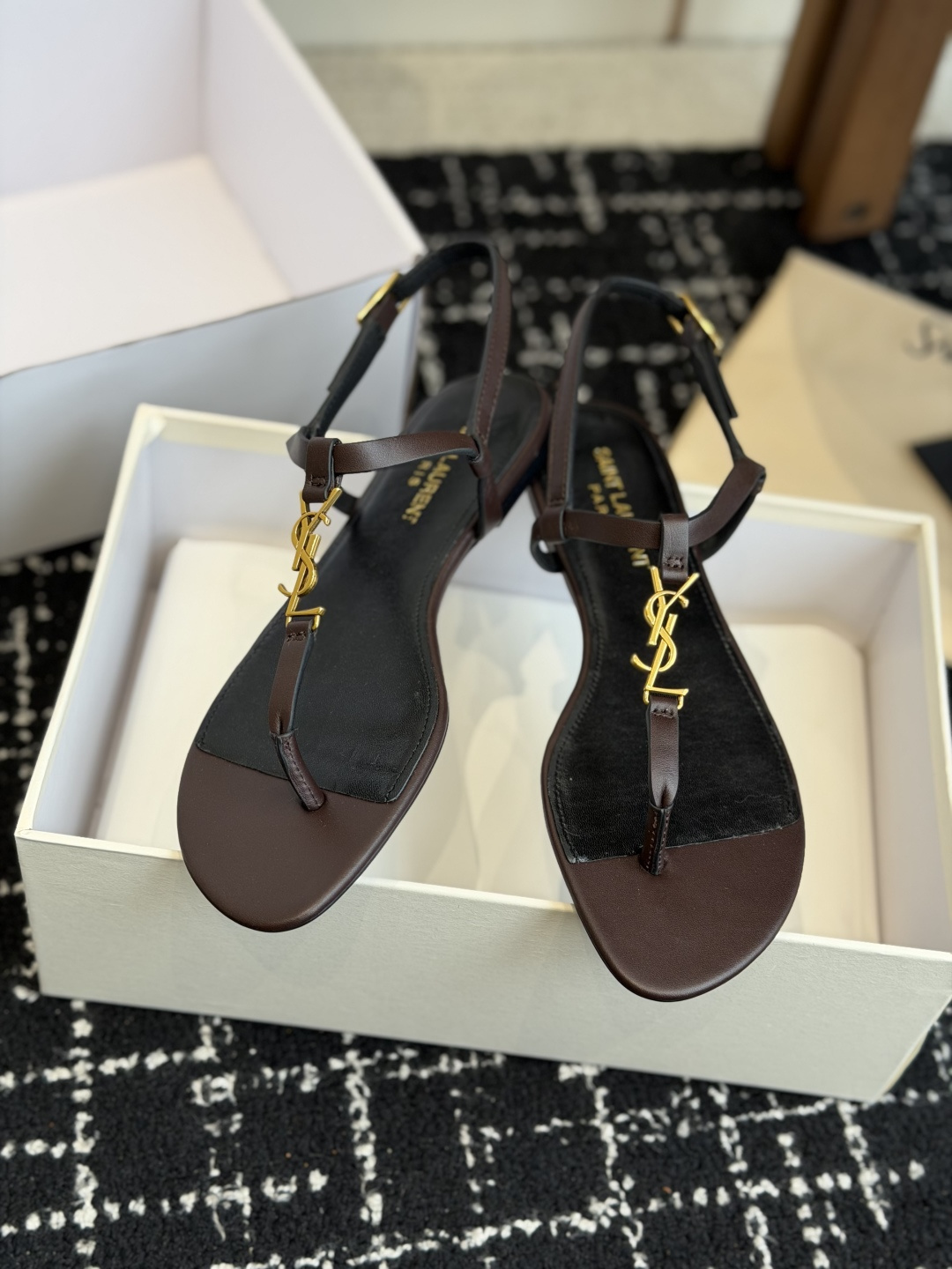 代购级Saint Laurent圣罗兰、平板夹脚凉鞋  26ss 早春最新款、YSL、Logo字母扣装饰