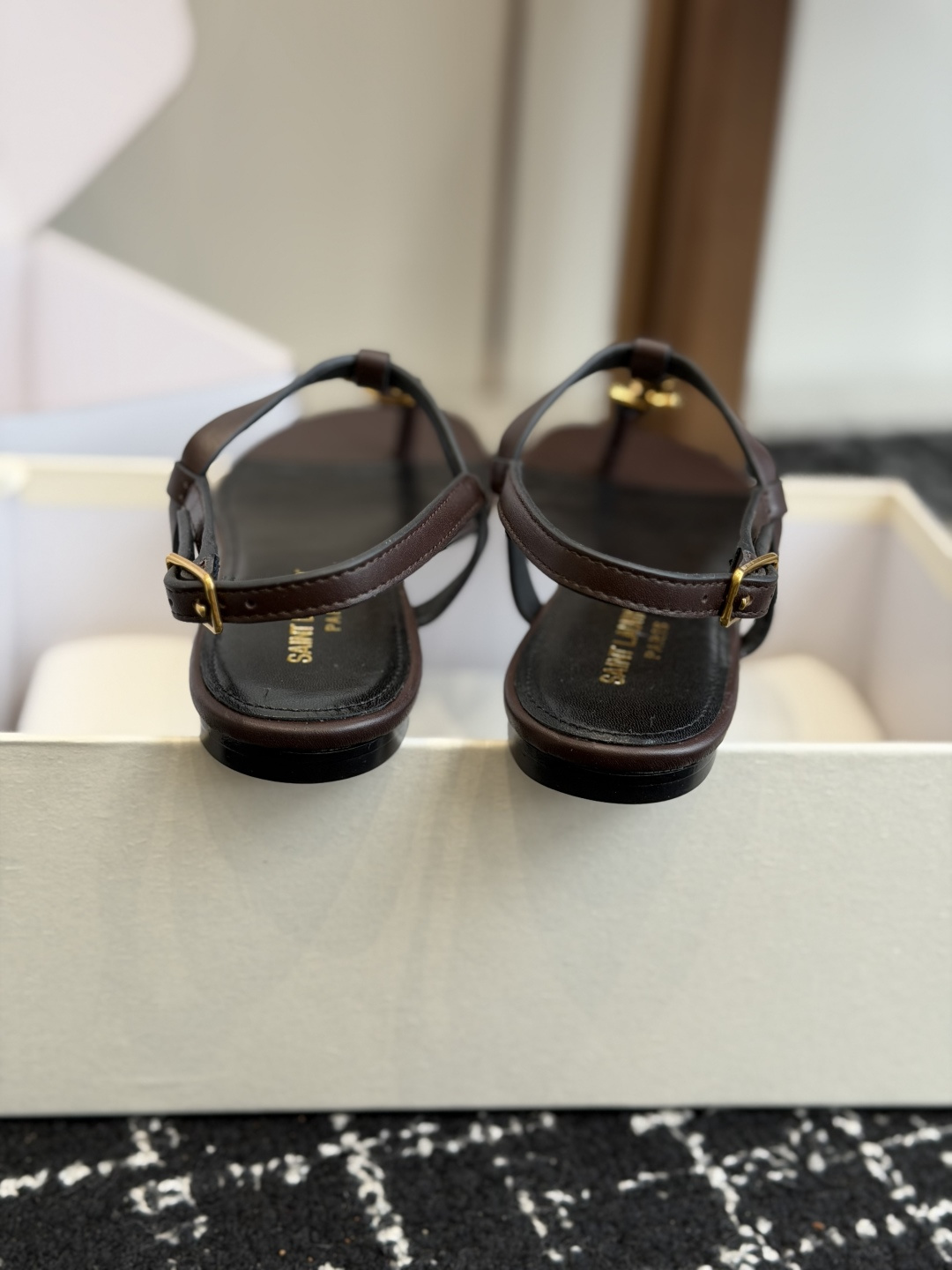 代购级Saint Laurent圣罗兰、平板夹脚凉鞋  26ss 早春最新款、YSL、Logo字母扣装饰