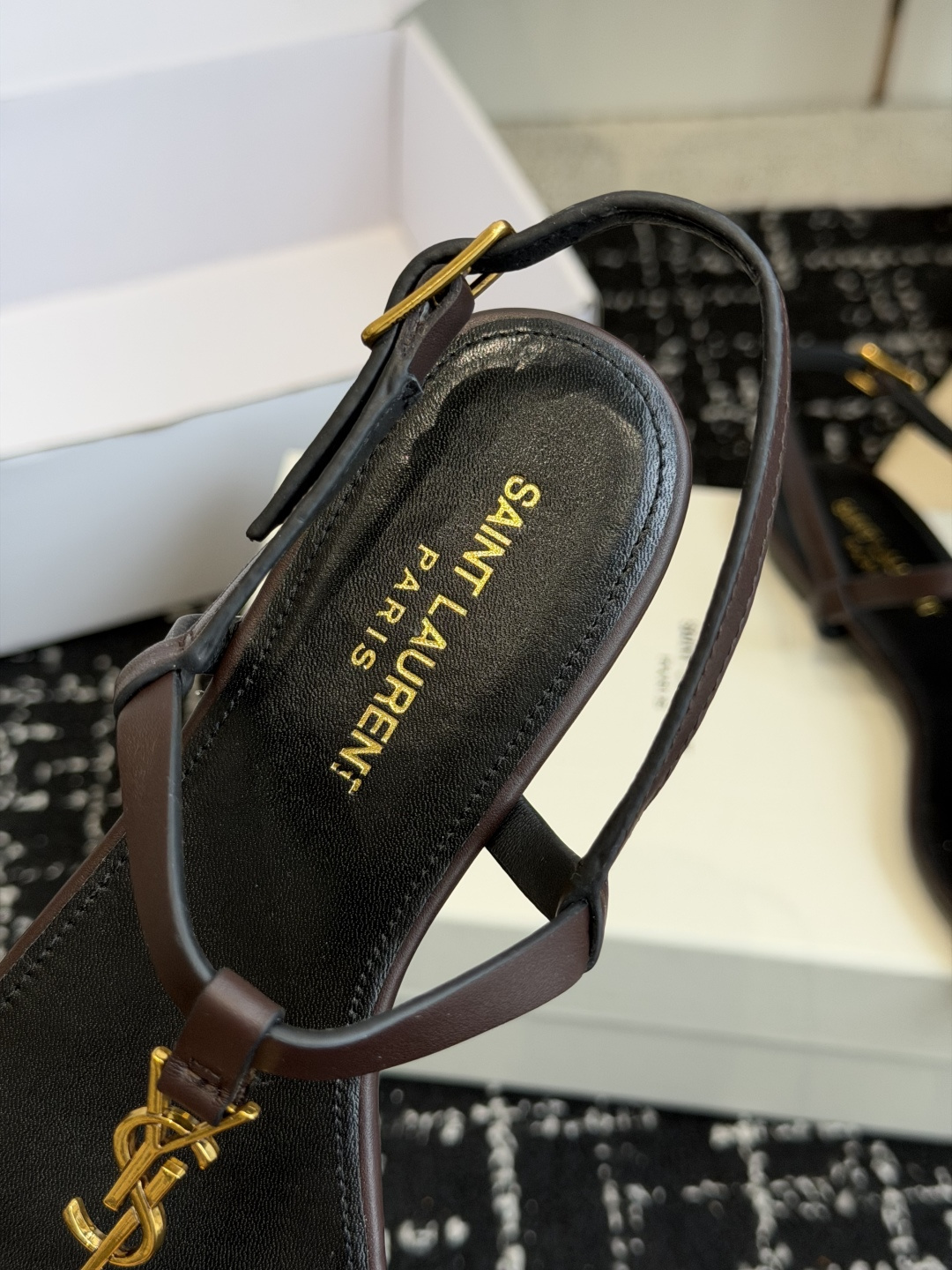 代购级Saint Laurent圣罗兰、平板夹脚凉鞋  26ss 早春最新款、YSL、Logo字母扣装饰