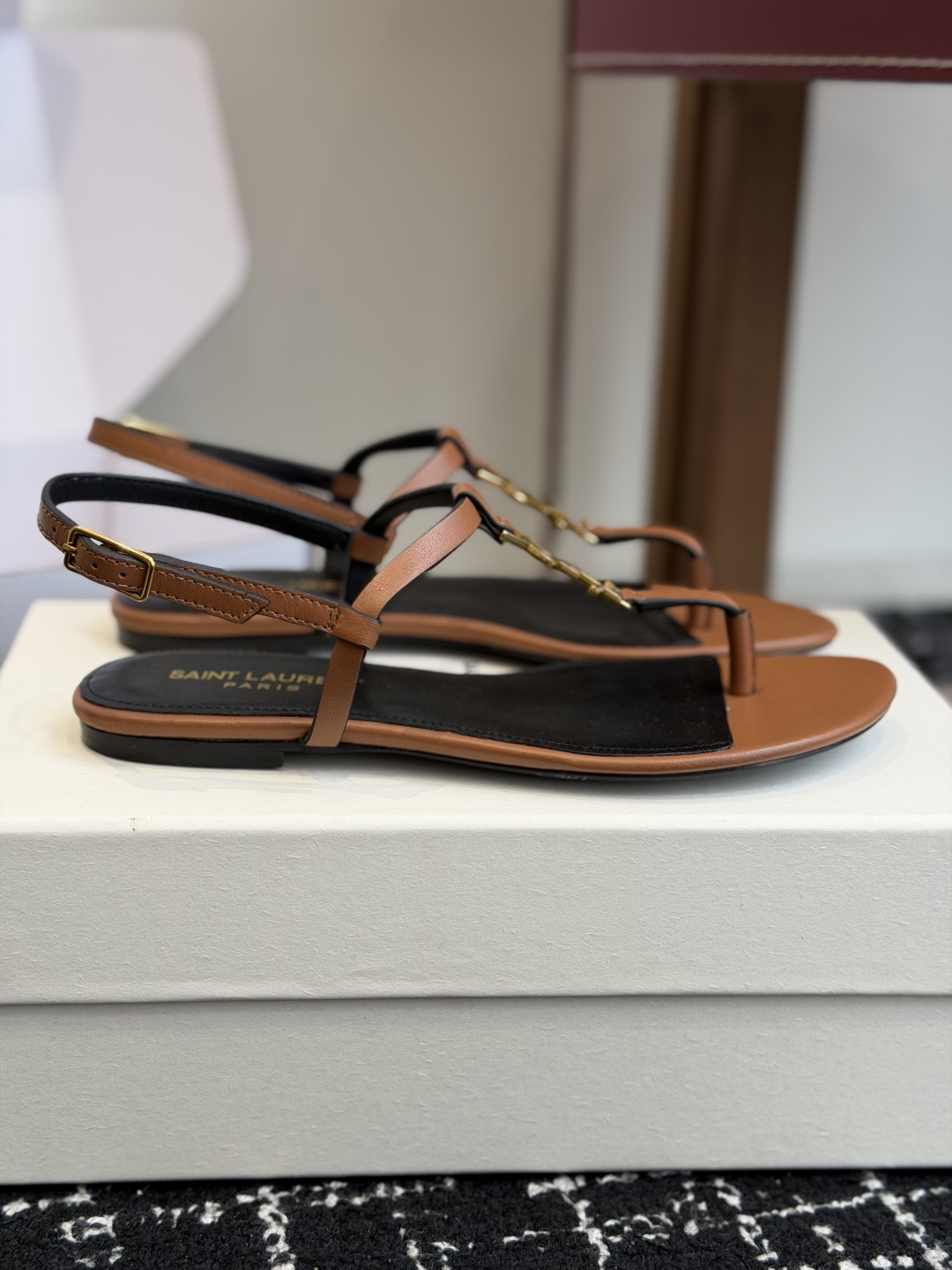 代购级Saint Laurent圣罗兰、平板夹脚凉鞋 26ss 早春最新款、YSL、Logo字母扣装饰 代购级Saint Laurent圣罗兰、平板夹脚凉鞋 26ss 早春最新款、YSL、Logo字母扣装饰