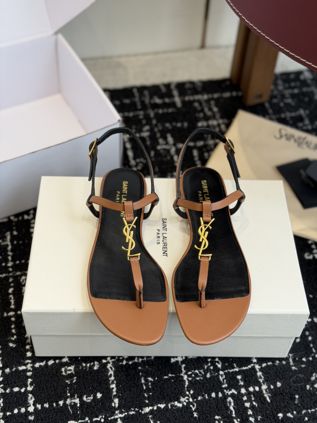 代购级Saint Laurent圣罗兰、平板夹脚凉鞋  26ss 早春最新款、YSL、Logo字母扣装饰