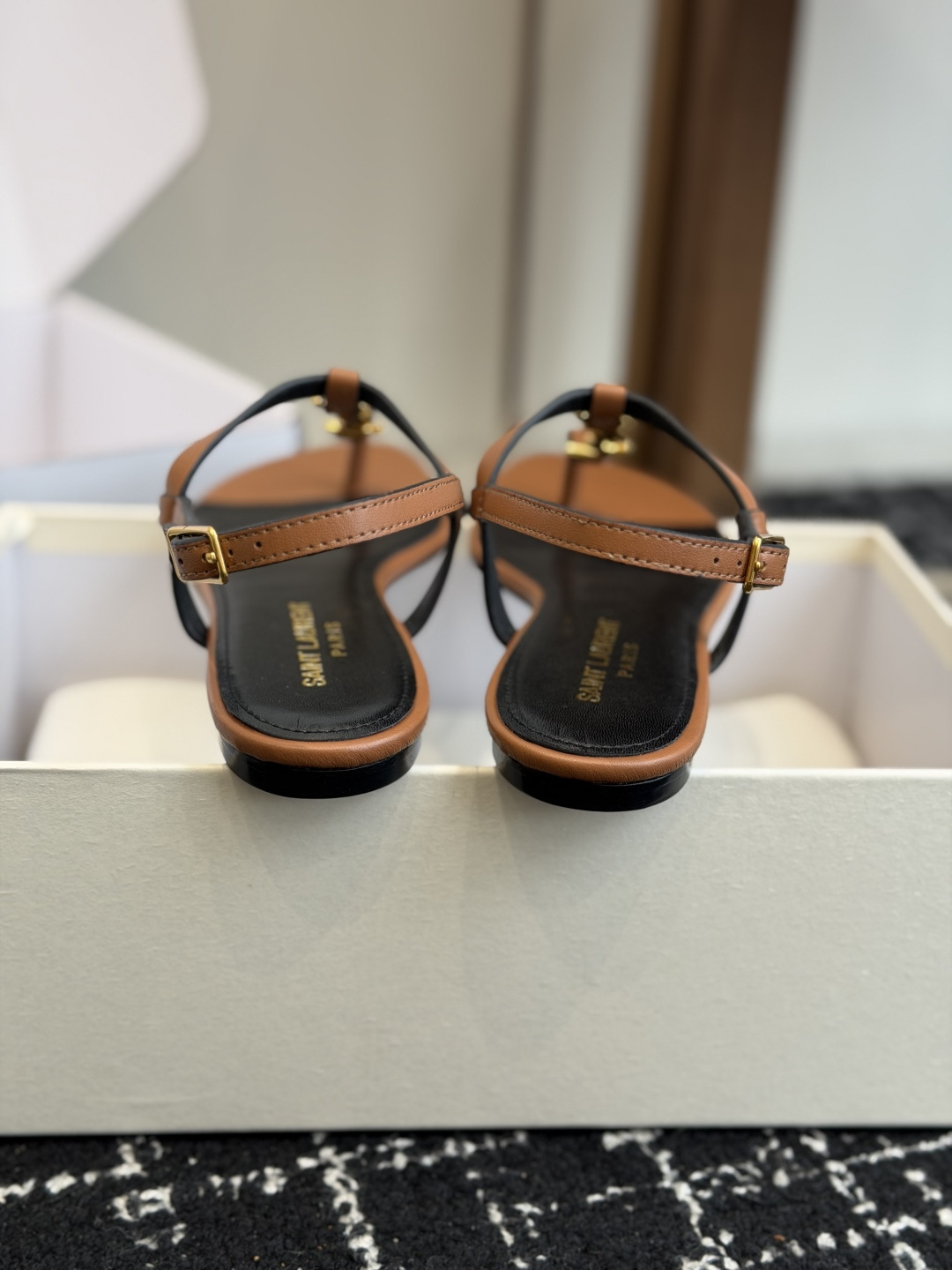 代购级Saint Laurent圣罗兰、平板夹脚凉鞋 26ss 早春最新款、YSL、Logo字母扣装饰 代购级Saint Laurent圣罗兰、平板夹脚凉鞋 26ss 早春最新款、YSL、Logo字母扣装饰