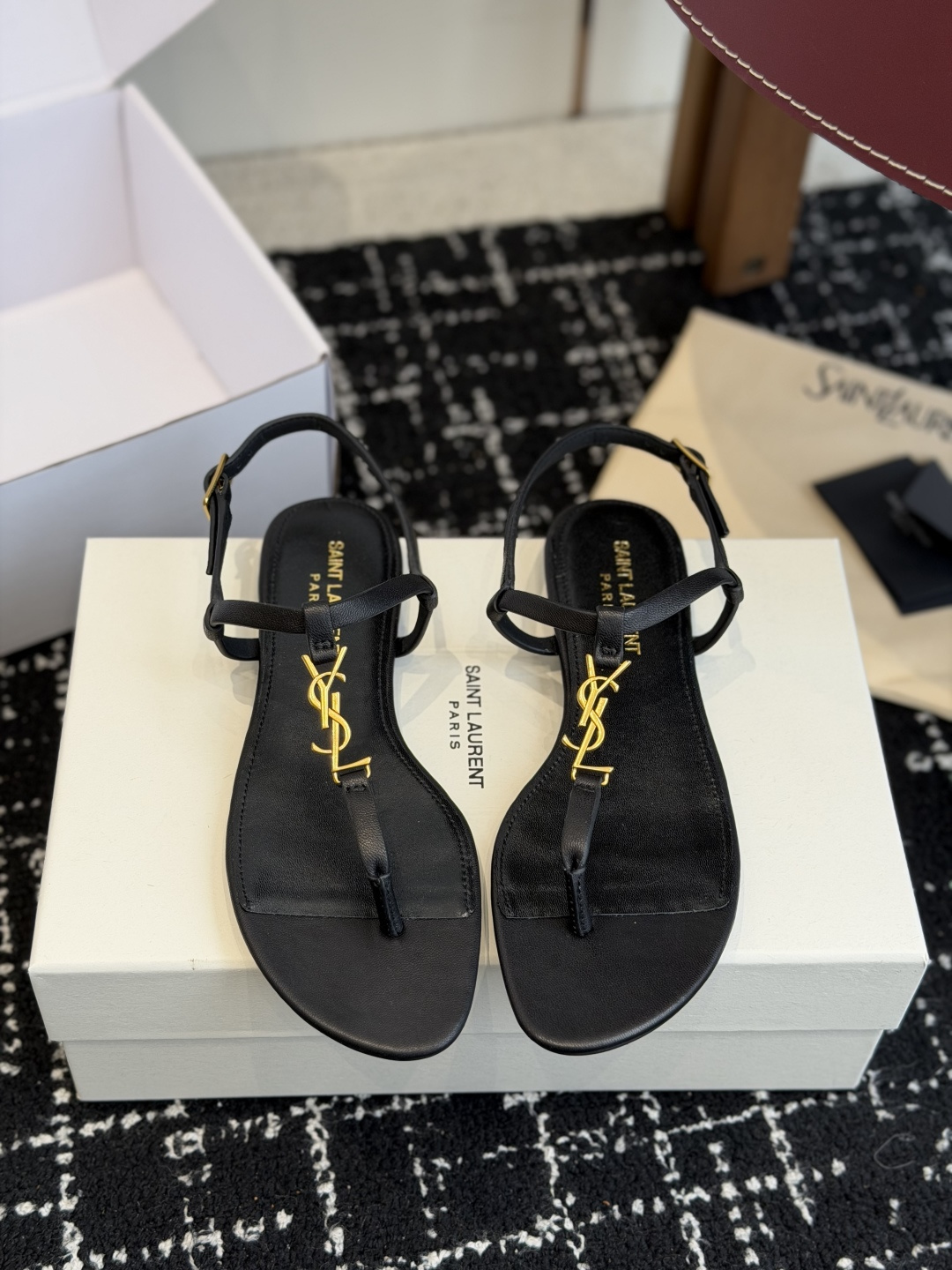 代购级Saint Laurent圣罗兰、平板夹脚凉鞋  26ss 早春最新款、YSL、Logo字母扣装饰