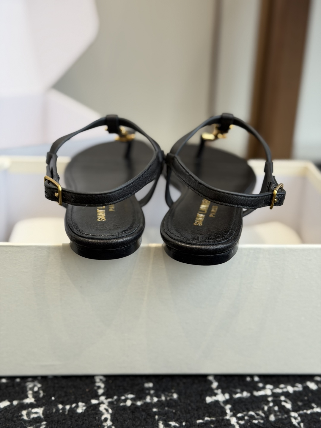 代购级Saint Laurent圣罗兰、平板夹脚凉鞋 26ss 早春最新款、YSL、Logo字母扣装饰 代购级Saint Laurent圣罗兰、平板夹脚凉鞋 26ss 早春最新款、YSL、Logo字母扣装饰
