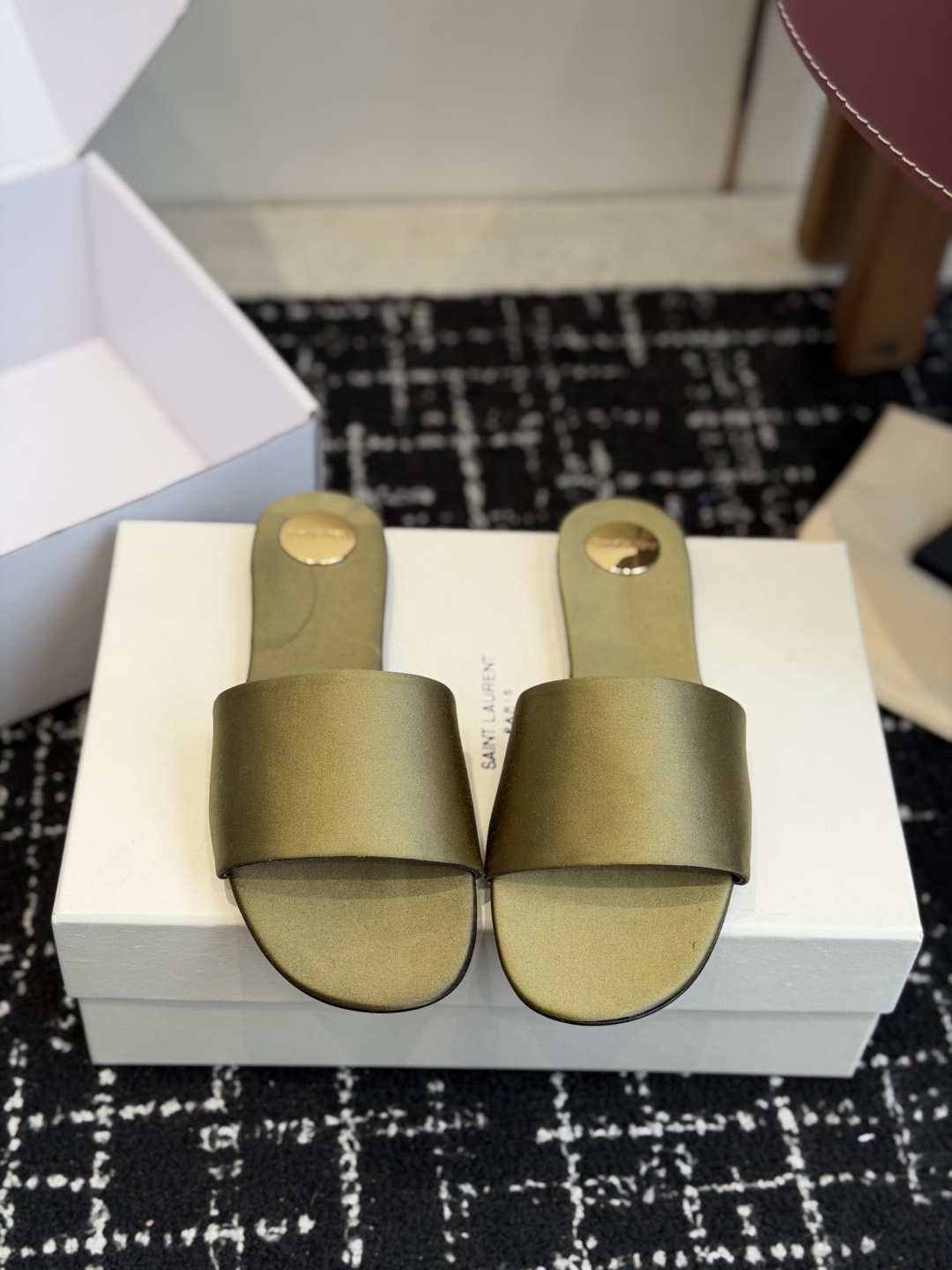 代购级Saint Lauren* 26SS早春新款圣罗兰 YSL 圆头拖鞋Ysl 是刻在DNA里的优雅。