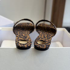 代购级Saint Lauren* 26SS早春新款圣罗兰 YSL 圆头拖鞋Ysl 是刻在DNA里的优雅。 代购级Saint Lauren* 26SS早春新款圣罗兰 YSL 圆头拖鞋Ysl 是刻在DNA里的优雅。