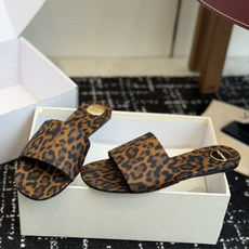 代购级Saint Lauren* 26SS早春新款圣罗兰 YSL 圆头拖鞋Ysl 是刻在DNA里的优雅。 代购级Saint Lauren* 26SS早春新款圣罗兰 YSL 圆头拖鞋Ysl 是刻在DNA里的优雅。