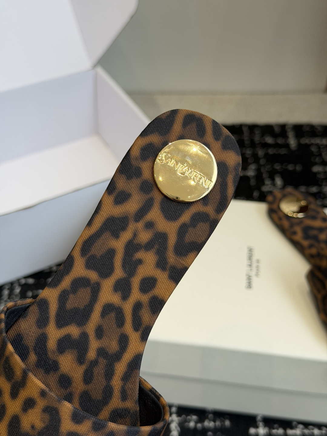 代购级Saint Lauren* 26SS早春新款圣罗兰 YSL 圆头拖鞋Ysl 是刻在DNA里的优雅。 代购级Saint Lauren* 26SS早春新款圣罗兰 YSL 圆头拖鞋Ysl 是刻在DNA里的优雅。