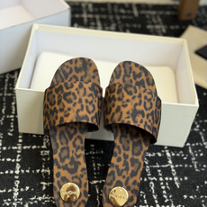 代购级Saint Lauren* 26SS早春新款圣罗兰 YSL 圆头拖鞋Ysl 是刻在DNA里的优雅。 代购级Saint Lauren* 26SS早春新款圣罗兰 YSL 圆头拖鞋Ysl 是刻在DNA里的优雅。