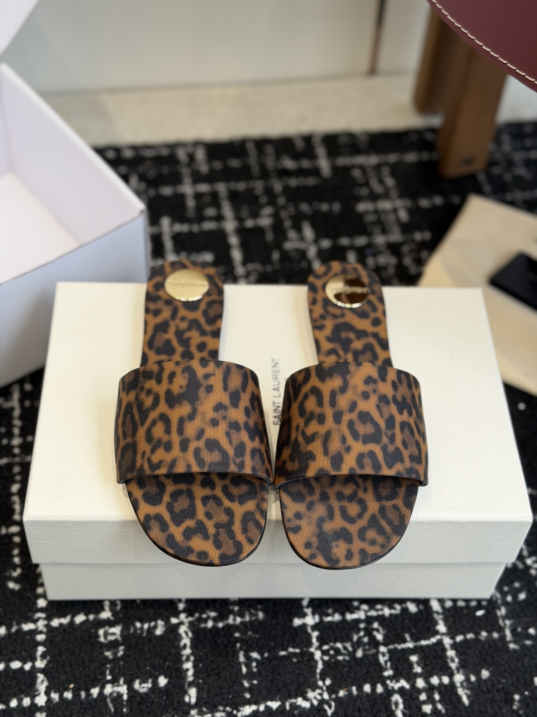 代购级Saint Lauren* 26SS早春新款圣罗兰 YSL 圆头拖鞋Ysl 是刻在DNA里的优雅。