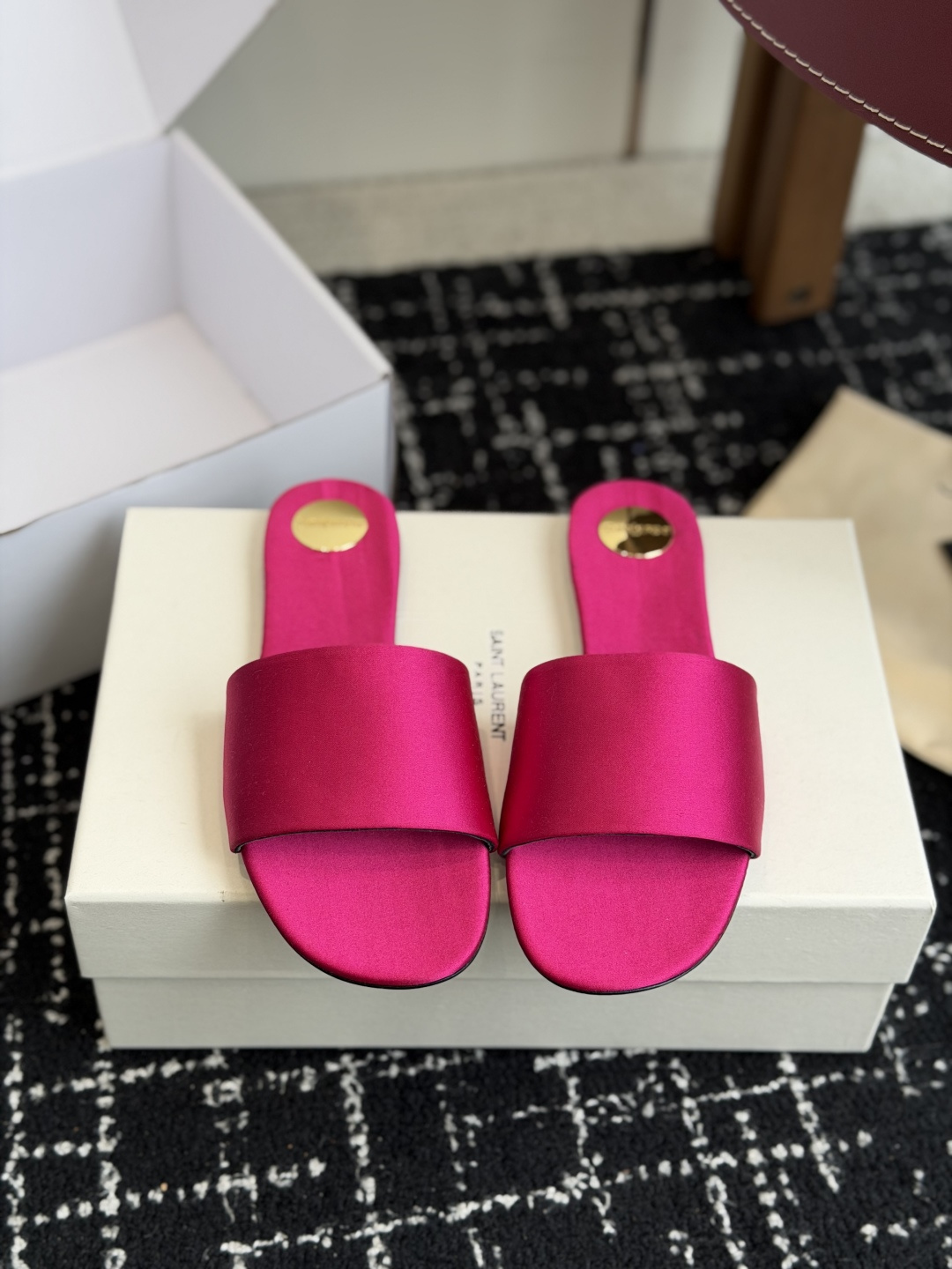 代购级Saint Lauren* 26SS早春新款圣罗兰 YSL 圆头拖鞋Ysl 是刻在DNA里的优雅。