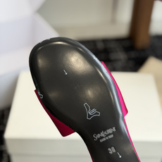 代购级Saint Lauren* 26SS早春新款圣罗兰 YSL 圆头拖鞋Ysl 是刻在DNA里的优雅。 代购级Saint Lauren* 26SS早春新款圣罗兰 YSL 圆头拖鞋Ysl 是刻在DNA里的优雅。