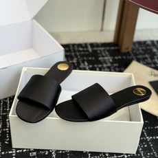 代购级Saint Lauren* 26SS早春新款圣罗兰 YSL 圆头拖鞋Ysl 是刻在DNA里的优雅。 代购级Saint Lauren* 26SS早春新款圣罗兰 YSL 圆头拖鞋Ysl 是刻在DNA里的优雅。