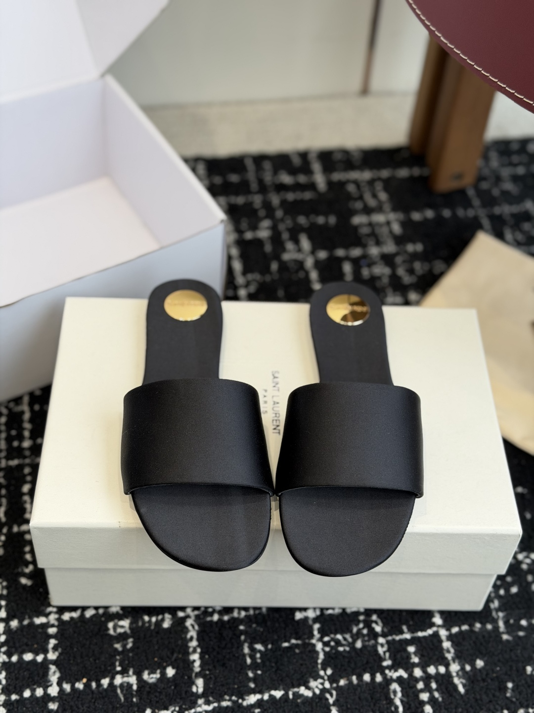 代购级Saint Lauren* 26SS早春新款圣罗兰 YSL 圆头拖鞋Ysl 是刻在DNA里的优雅。