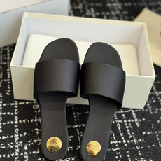 代购级Saint Lauren* 26SS早春新款圣罗兰 YSL 圆头拖鞋Ysl 是刻在DNA里的优雅。 代购级Saint Lauren* 26SS早春新款圣罗兰 YSL 圆头拖鞋Ysl 是刻在DNA里的优雅。
