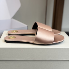 代购级Saint Lauren* 26SS早春新款圣罗兰 YSL 圆头拖鞋Ysl 是刻在DNA里的优雅。 代购级Saint Lauren* 26SS早春新款圣罗兰 YSL 圆头拖鞋Ysl 是刻在DNA里的优雅。