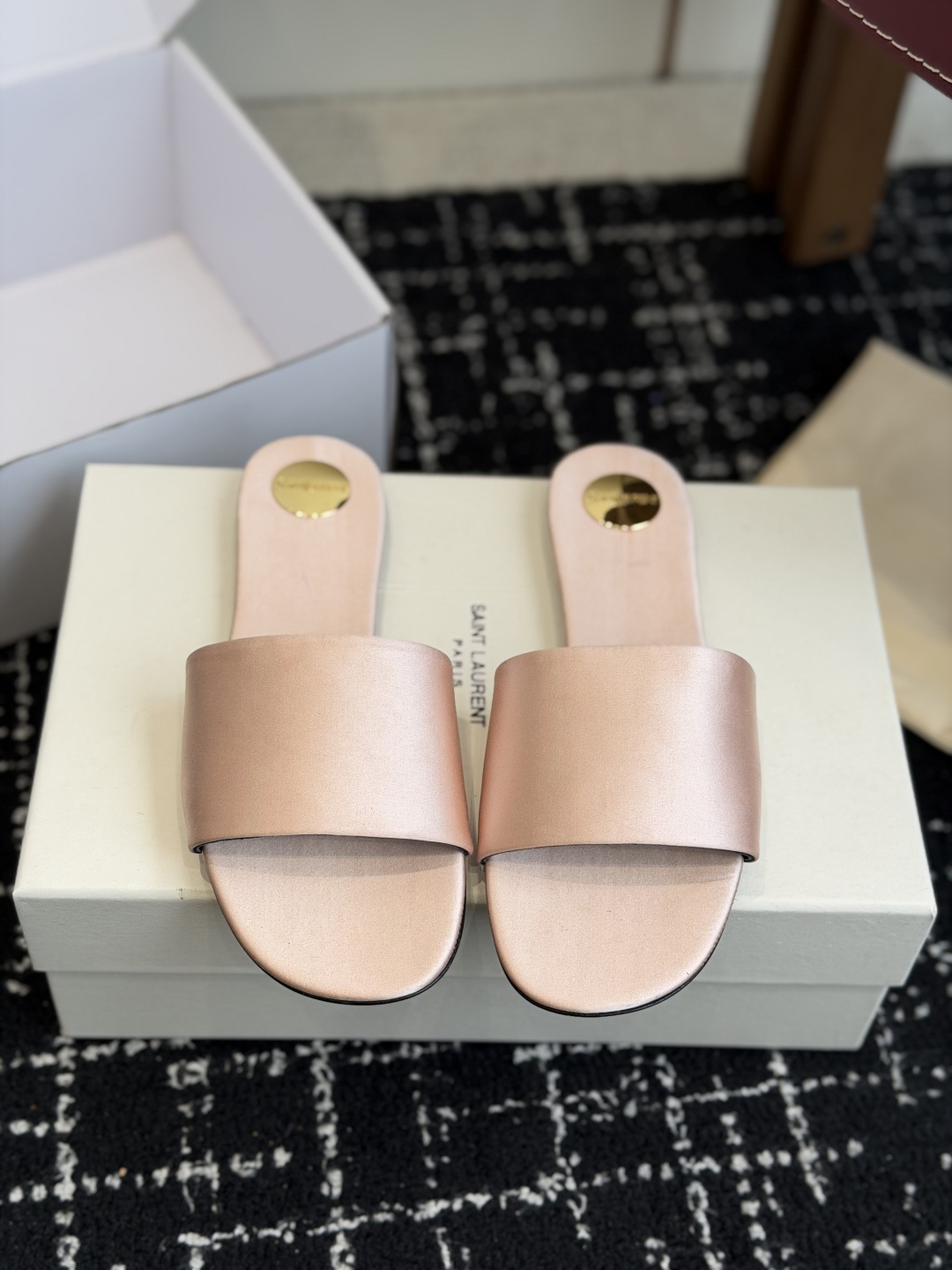 代购级Saint Lauren* 26SS早春新款圣罗兰 YSL 圆头拖鞋Ysl 是刻在DNA里的优雅。