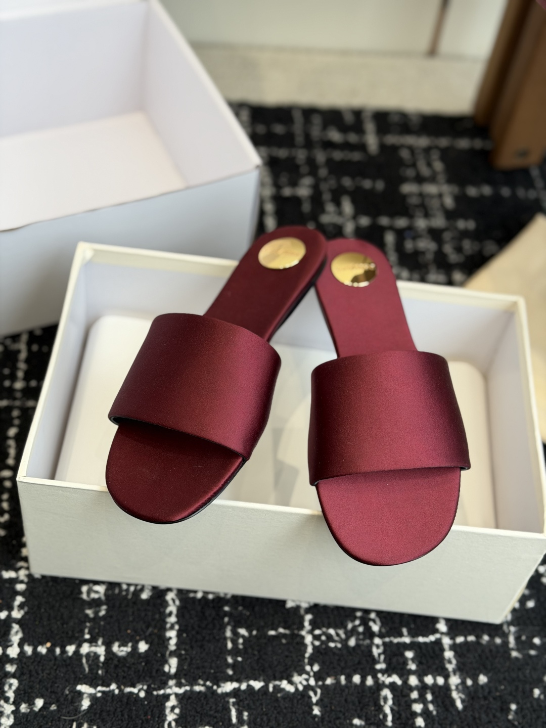 代购级Saint Lauren* 26SS早春新款圣罗兰 YSL 圆头拖鞋Ysl 是刻在DNA里的优雅。