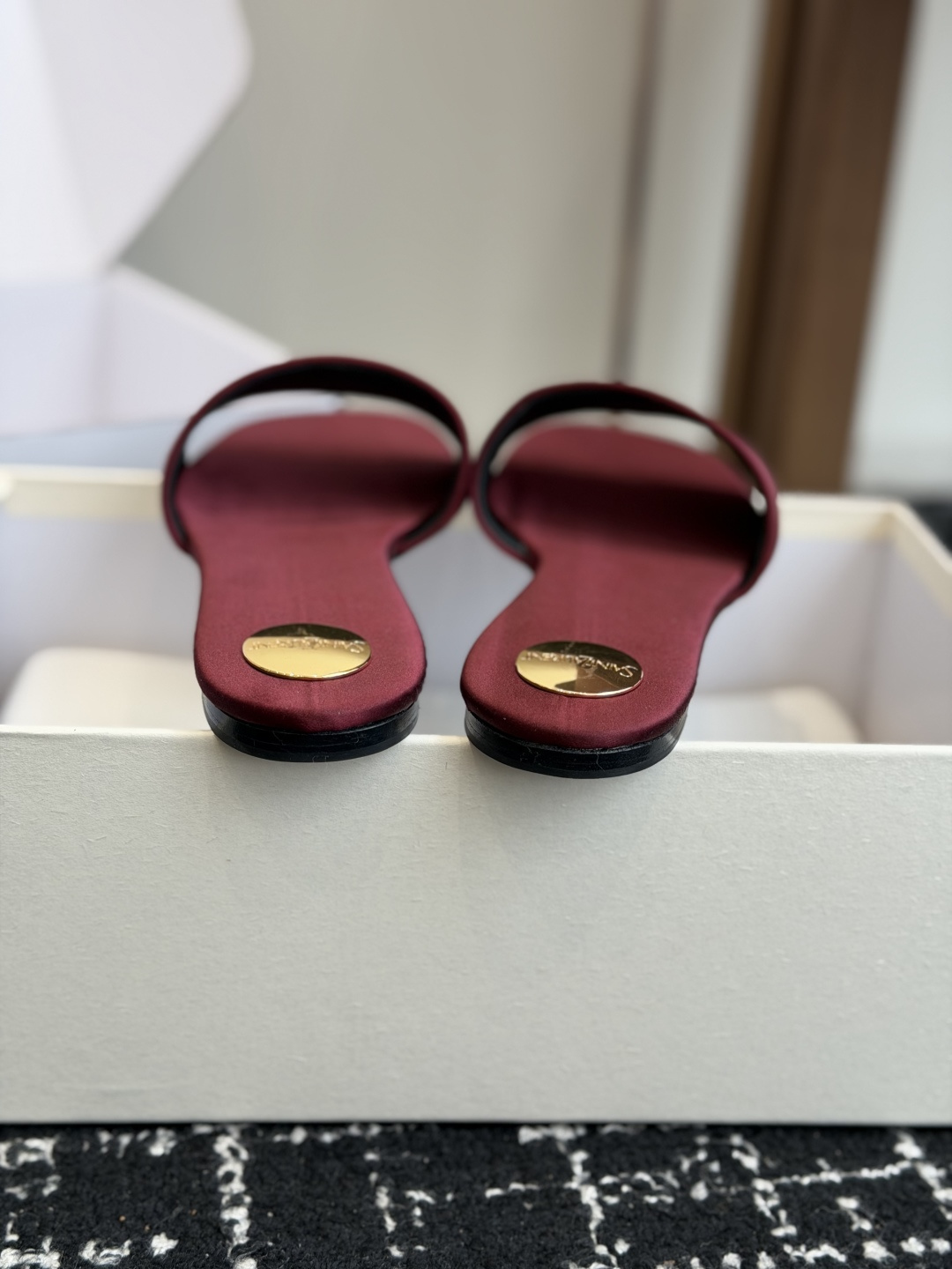 代购级Saint Lauren* 26SS早春新款圣罗兰 YSL 圆头拖鞋Ysl 是刻在DNA里的优雅。