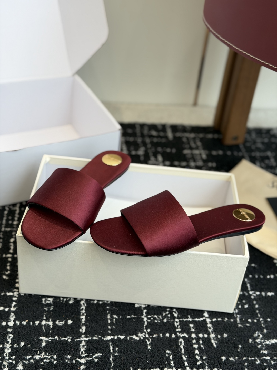 代购级Saint Lauren* 26SS早春新款圣罗兰 YSL 圆头拖鞋Ysl 是刻在DNA里的优雅。