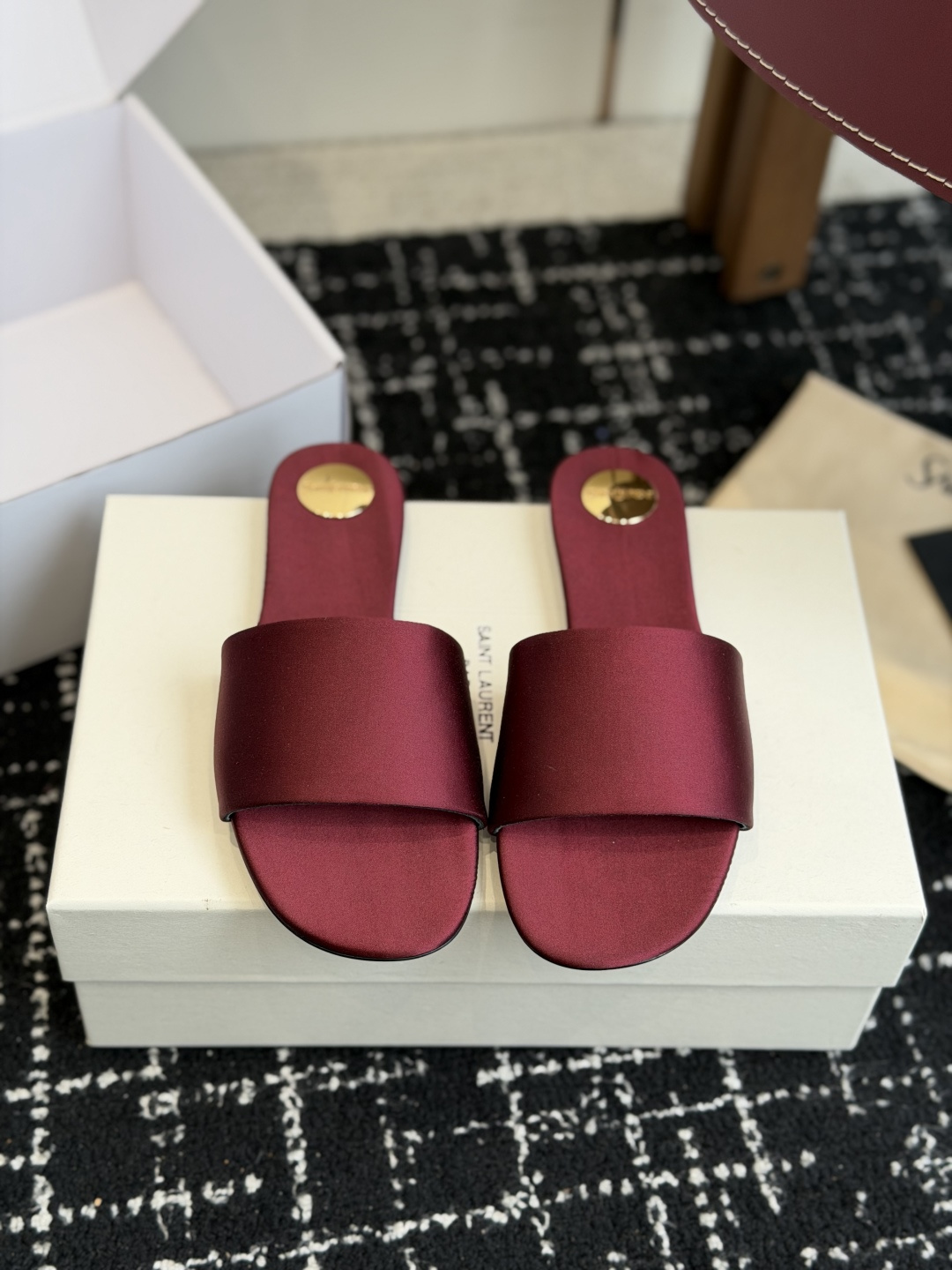 代购级Saint Lauren* 26SS早春新款圣罗兰 YSL 圆头拖鞋Ysl 是刻在DNA里的优雅。