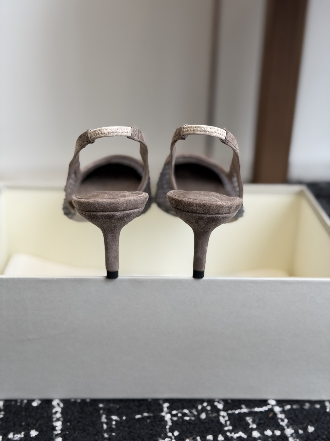 代购级Brunello Cucinelli 26ss女士镶珠装饰休闲穆勒拖鞋凉鞋 BC新款新品女士条纹麂 代购级Brunello Cucinelli 26ss女士镶珠装饰休闲穆勒拖鞋凉鞋 BC新款新品女士条纹麂