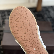 代购级Alaia 26ss 春夏季新款 明星同款 穿搭万金油 夹脚 渔网鞋 轻盈透气 夏日松弛美学透气网 代购级Alaia 26ss 春夏季新款 明星同款 穿搭万金油 夹脚 渔网鞋 轻盈透气 夏日松弛美学透气网