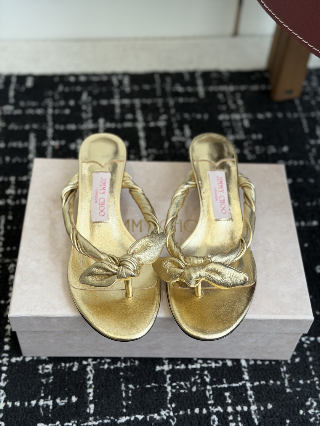 代购级jimmy choo 度假，小跟凉拖鞋 夏季非常吸引眼球的一个款式，可爱大气一体，蝴蝶结🎀完美的修