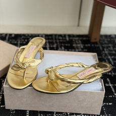 代购级jimmy choo 度假,小跟凉拖鞋 夏季非常吸引眼球的一个款式,可爱大气一体,蝴蝶结🎀完美的修 代购级jimmy choo 度假,小跟凉拖鞋 夏季非常吸引眼球的一个款式,可爱大气一体,蝴蝶结🎀完美的修