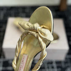代购级jimmy choo 度假,小跟凉拖鞋 夏季非常吸引眼球的一个款式,可爱大气一体,蝴蝶结🎀完美的修 代购级jimmy choo 度假,小跟凉拖鞋 夏季非常吸引眼球的一个款式,可爱大气一体,蝴蝶结🎀完美的修