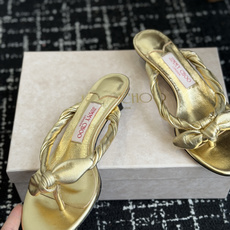 代购级jimmy choo 度假,小跟凉拖鞋 夏季非常吸引眼球的一个款式,可爱大气一体,蝴蝶结🎀完美的修 代购级jimmy choo 度假,小跟凉拖鞋 夏季非常吸引眼球的一个款式,可爱大气一体,蝴蝶结🎀完美的修