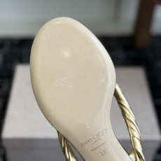 代购级jimmy choo 度假,小跟凉拖鞋 夏季非常吸引眼球的一个款式,可爱大气一体,蝴蝶结🎀完美的修 代购级jimmy choo 度假,小跟凉拖鞋 夏季非常吸引眼球的一个款式,可爱大气一体,蝴蝶结🎀完美的修