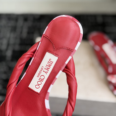 代购级jimmy choo 度假,小跟凉拖鞋 夏季非常吸引眼球的一个款式,可爱大气一体,蝴蝶结🎀完美的修 代购级jimmy choo 度假,小跟凉拖鞋 夏季非常吸引眼球的一个款式,可爱大气一体,蝴蝶结🎀完美的修