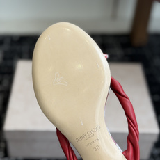 代购级jimmy choo 度假,小跟凉拖鞋 夏季非常吸引眼球的一个款式,可爱大气一体,蝴蝶结🎀完美的修 代购级jimmy choo 度假,小跟凉拖鞋 夏季非常吸引眼球的一个款式,可爱大气一体,蝴蝶结🎀完美的修