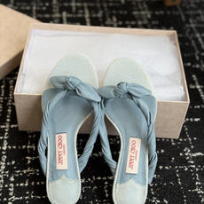 代购级jimmy choo 度假,小跟凉拖鞋 夏季非常吸引眼球的一个款式,可爱大气一体,蝴蝶结🎀完美的修 代购级jimmy choo 度假,小跟凉拖鞋 夏季非常吸引眼球的一个款式,可爱大气一体,蝴蝶结🎀完美的修