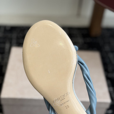 代购级jimmy choo 度假,小跟凉拖鞋 夏季非常吸引眼球的一个款式,可爱大气一体,蝴蝶结🎀完美的修 代购级jimmy choo 度假,小跟凉拖鞋 夏季非常吸引眼球的一个款式,可爱大气一体,蝴蝶结🎀完美的修