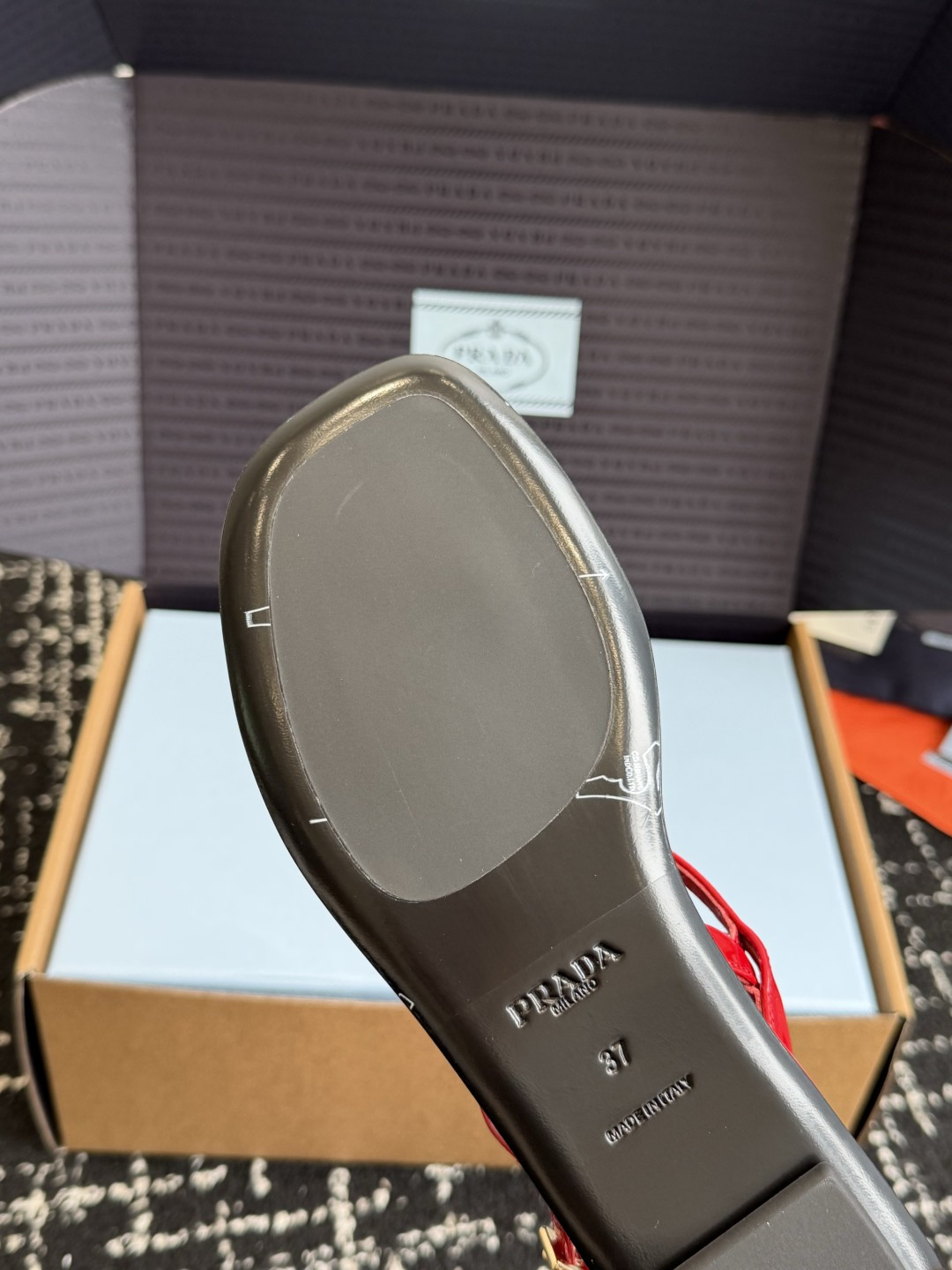 东莞代购级(注意细节 非市场普通版本)Prada 普拉达 26ss 春夏新款 夹脚 系带凉鞋 简约凉鞋 东莞代购级(注意细节 非市场普通版本)Prada 普拉达 26ss 春夏新款 夹脚 系带凉鞋 简约凉鞋
