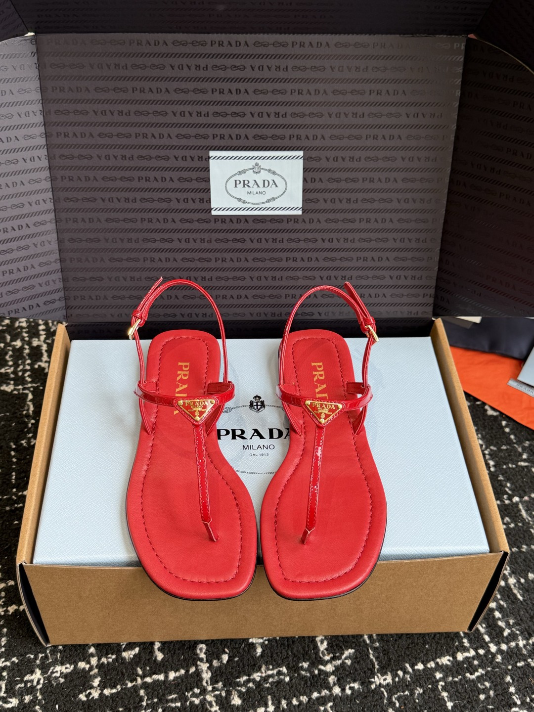 东莞代购级（注意细节 非市场普通版本）Prada 普拉达 26ss 春夏新款 夹脚 系带凉鞋 简约凉鞋 